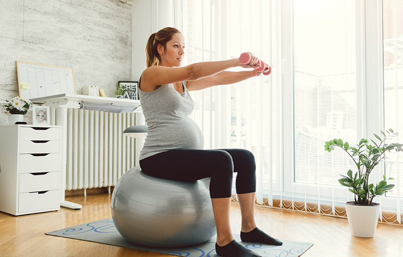 孕妇在稳定球锻炼锻炼